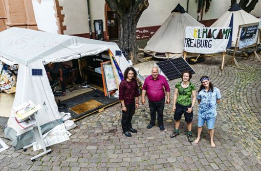 Sie verbringen einen großen Teil ihrer Freizeit am Klimacamp: Yael Engel, Karl-Heinz Tack, Mera Pötzsch und Franz Armbruster (v. l.). Foto: Andreas Reiner Foto:  