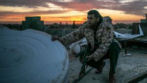 Ein Kämpfer der international anerkannten Regierung in Libyen Foto: dpa/Amru Salahuddien