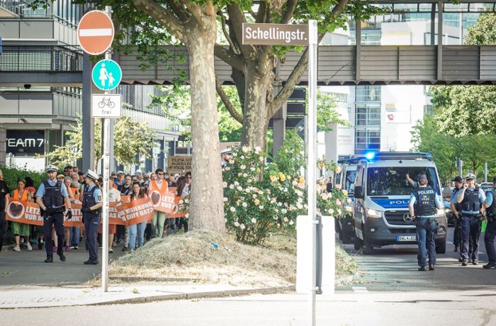Demo der „Letzten Generation“ in Stuttgart: Stau nach Sitzblockade im Feierabendverkehr