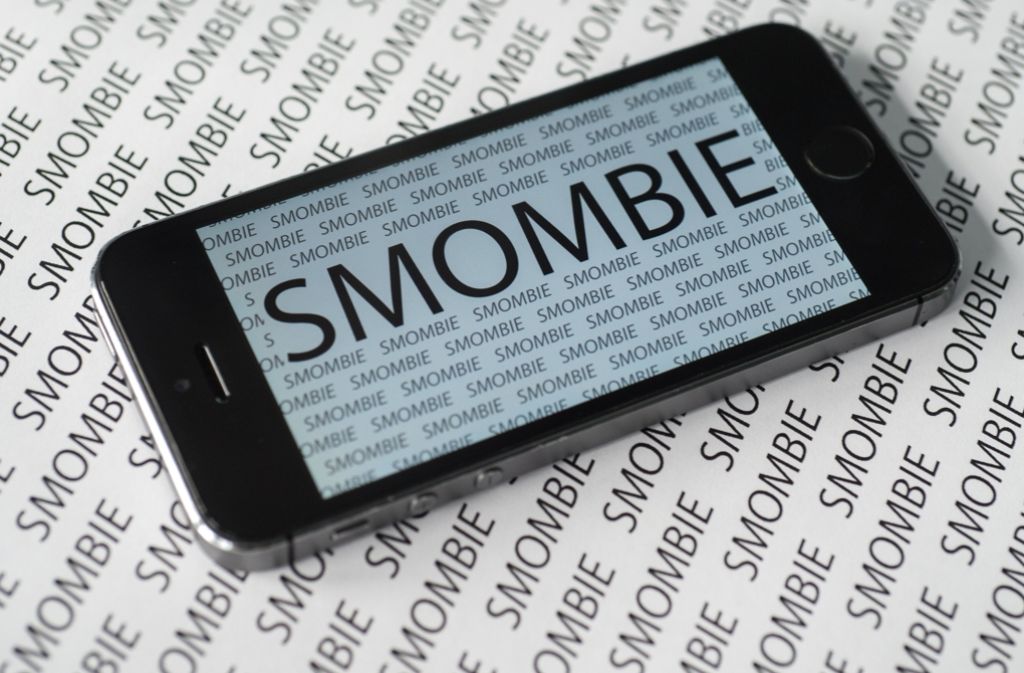 „Smombie“, Jugendwort-Sieger des Jahres 2015, bezeichnet einen Menschen, der seine Aufmerksamkeit voll und ganz dem Smartphone widmet.