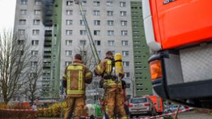 Rund 150 Feuerwehrleute waren bei dem Hochhausbrand im Einsatz. Foto: dpa