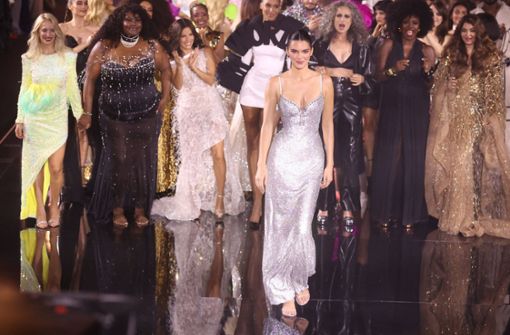 Zu Füßen des Eiffelturms schloss Kylie Jenner am Sonntagabend die „Walk Your Worth“-Schau von L’Oréal. Foto: IMAGO/ABACAPRESS/IMAGO/Domine Jerome/ABACA