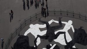 In Schwarz und Weiß erstrahlt das Straßenkunstwerk von Cleon Peterson. Foto: AFP