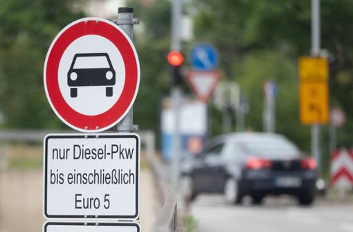 Die nächste Stufe des Diesel-Fahrverbots in der Landeshauptstadt soll Autos der Euro-5-Norm aussperren. Sie kommt faktisch wohl Anfang September, wenn die neuen Schilder stehen.- Foto: dpa/Marijan Murat