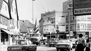 Im Jahr 1976 drängten sich an dieser Kreuzung noch die Autos, heute ist der Plochinger Fischbrunnenplatz Fußgängerzone. Foto: privat Foto:  