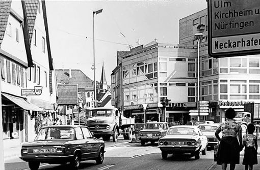 Im Jahr 1976 drängten sich an dieser Kreuzung noch die Autos, heute ist der Plochinger Fischbrunnenplatz Fußgängerzone. Foto: privat Foto:  
