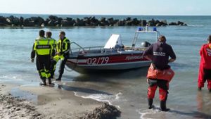 Am Strand von Ahrenshoop hat ein Mann zwei Kindern beim Baden das Leben gerettet und ist selbst gestorben. Foto: dpa/Stefan Tretropp