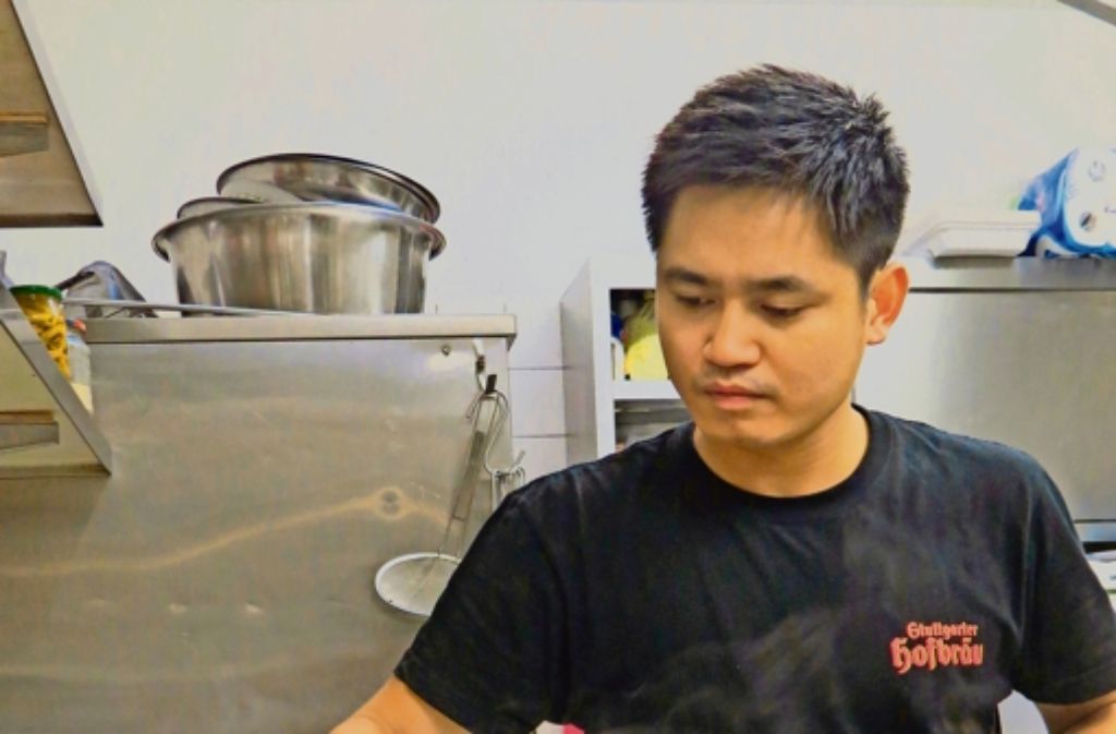 Aufwendig in der Vorbereitung, schnell in der Zubereitung: der Koch Tuan Anh Nguyen bereitet vietnamesische Gerichte für die Gäste zu. Die Reisnudeln müssen nur ganz kurz in heißes Wasser getaucht werden. Foto: Sybille Neth