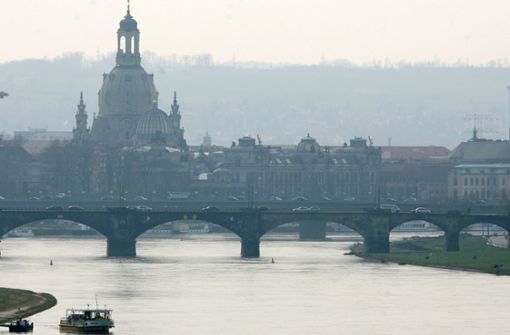 In Dresden hat der Stadtrat den „Nazinotstand“ ausgerufen. Foto: AP/MATTHIAS RIETSCHEL