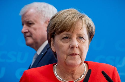 Horst Seehofer und Angela Merkel sind beide in ihren Parteien angeschlagen. Foto: dpa