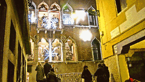 Beleuchtete Fenster des Kaufhauses Coin in den venezianischen Gassen. Foto: Sobik