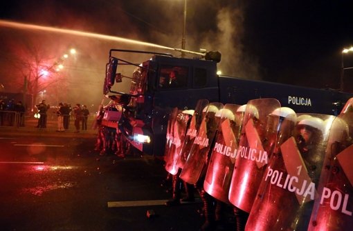 Bei schweren Ausschreitungen während einer Demonstration rechtsgerichteter und nationalistischer Gruppen am polnischen Unabhängigkeitstag sind mehrere Menschen verletzt worden. Foto: dpa