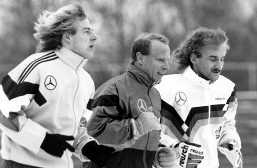 Der Look der frühen 1990er Jahre: Doch Jürgen Klinsmann (links) und Rudi Völler trugen mit Sicherheit nicht die schlimmsten WM-Frisuren... Foto: dpa