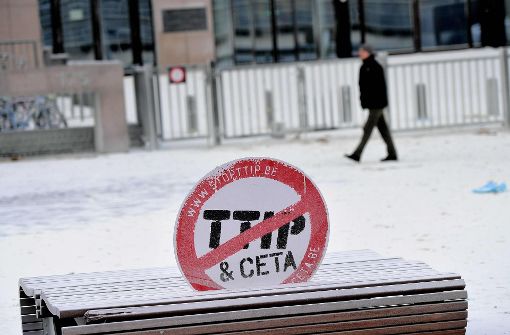 Der unfertige Entwurf für TTIP wird wohl lange in der Schublade liegen bleiben. Foto: AFP