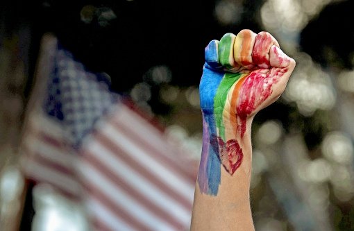 Ein Demonstrant in Los Angeles reckt die Faust, die er mit den Farben des Regenbogens bemalt hat –  als Zeichen der Solidarität mit Schwulen und Lesben, die Ziel des Attentäters von Orlando wurden. Foto: Getty