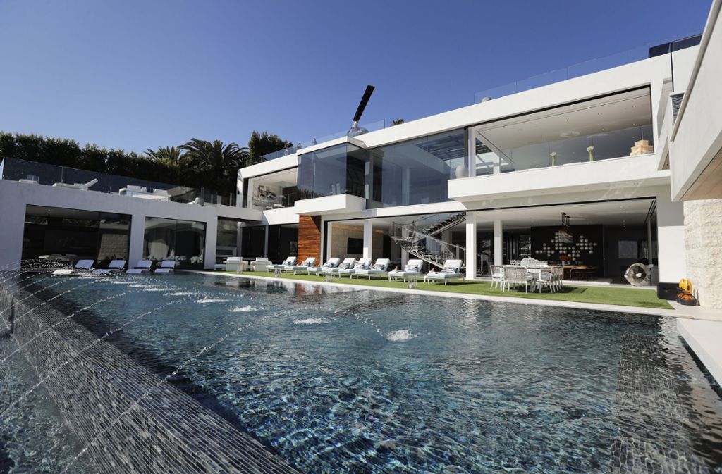 Ein Blick auf den Pool-Bereich und die Sonnenterrasse der Villa „Billionaire“. Das Mega-Anwesen in 924 Bel Air Rd. California ist für 94 Millionen US-Dollar (85 Millionen Euro) verkauft worden.