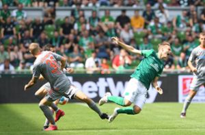 Im freien Fall: Niklas Schmidt (re.) und der SV Werder Foto: dpa/Carmen Jaspersen