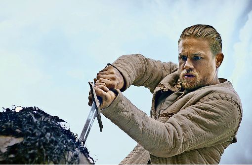 Der Gauner Arthur  (Charlie Hunnam) zieht ein Schwert aus dem Stein – und gerät damit tief in  ein mörderisches Spiel um Throne. Foto: Verleih