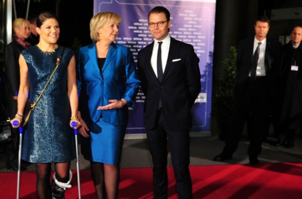 Perfekter Auftritt auf Krücken: Ministerpräsidentin Hannelore Kraft (SPD) empfing Prinzessin Victoria und Daniel von Schweden in Düsseldorf. Foto: dpa