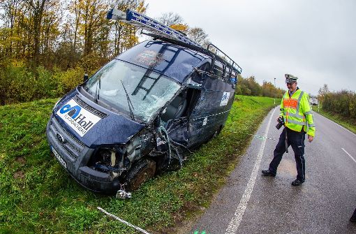 Der Kastenwagen ist an einer Böschung zum Stehen gekommen. Foto: KS-Images.de