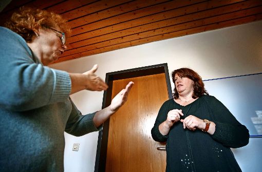 Gabi Braig (links) unterhält sich mit ihrer Kollegin Sonja Lewandowski in der deutschen Gebärdensprache. Dabei spielt auch die Gesichtsmimik eine wichtige Rolle Foto: Stoppel