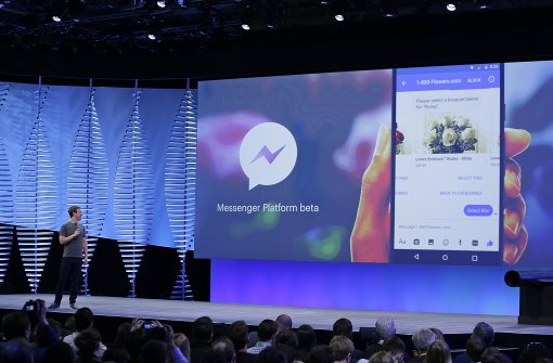 Facebook-Chef Mark Zuckerberg hat die neue Messenger-Funktion bei der F8 Facebook-Entwickler-Konferenz in San Francisco vorgestellt. Chatbots sollen in Zukunft über den Messenger Kunden auf einfache Fragen hin beraten können. Foto: AP