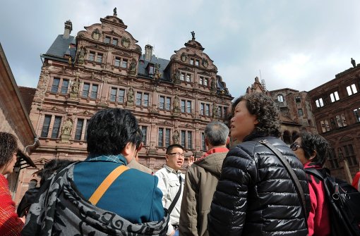 Chinesische Touristen vor dem Heidelberger Schloss. Foto: Symbolbild/dpa