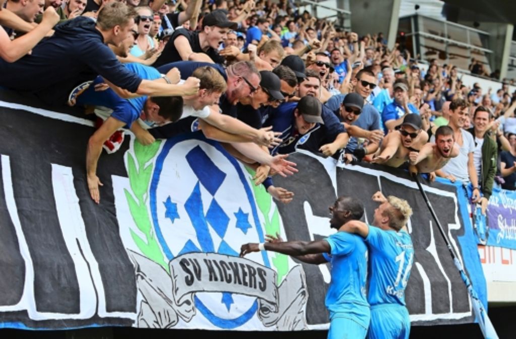 Tolle Stimmung in Reutlingen: Die Kickers-Fans feiern mit den Profis Lhadji Badiane und Fabio Leutenecker (r.) Foto: Baumann