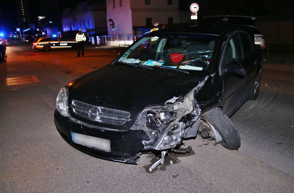 Der 24-jährige Opel-Fahrer verletzte sich bei dem Unfall leicht.