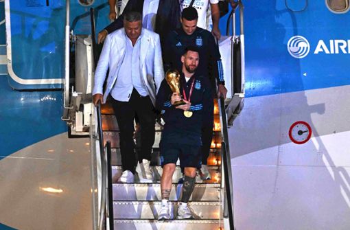 Lionel Messi mit dem WM-Pokal Foto: AFP/LUIS ROBAYO