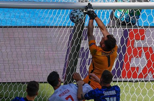 Martin Dubravka faustet den Ball ins eigene Netz. Foto: AFP/JULIO MUNOZ