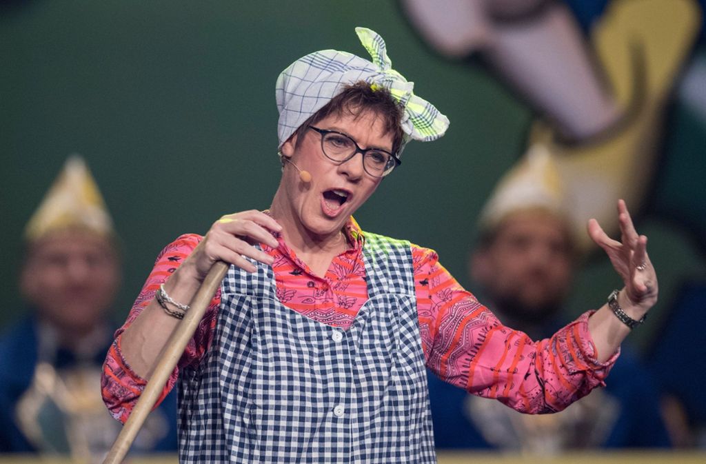 Im närrischen Einsatz als Putzfrau Gretel hat die CDU-Vorsitzende Annegret Kramp-Karrenbauer ordentlich aufgeräumt.