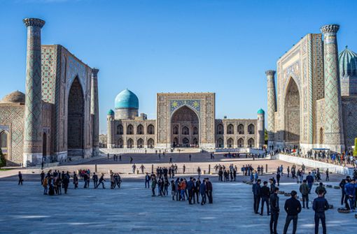 Panoramablick auf die drei Koranschulen am Registanplatz  in Samarkand – einer der prächtigsten Orte in Usbekistan und  Mittelasien. Registan bedeutet so viel wie „Platz des sandigen Ortes“. Fotos: Eckhard Gollnow Foto:  