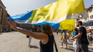 Demonstranten schwenken in Stuttgart ihre Flaggen für die Ukraine. Foto: LICHTGUT/LICHTGUT/Leif Piechowski