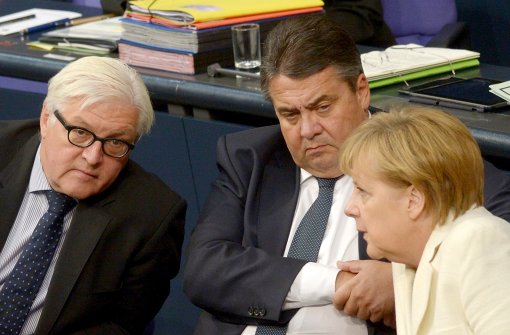 Skeptische Blicke: In der Russlandpolitik stellen Außenminister Steinmeier (SPD) und SPD-Chef Gabriel die von Kanzlerin Merkel (CDU) unterstützte harte Haltung in Frage. Foto: dpa