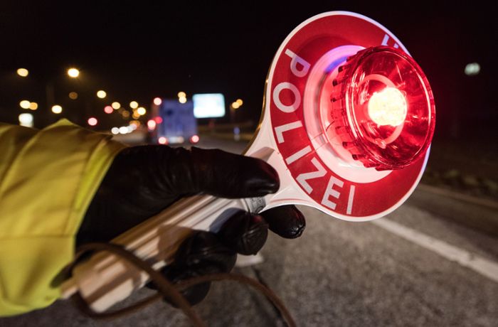 Unfall in Neuhausen: 31-Jähriger fährt betrunken Auto an und flüchtet