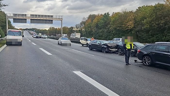 Massenunfall auf der A81 im Kreis Heilbronn: 17 Unfälle mit 85 Autos – A81 Richtung Stuttgart voll gesperrt