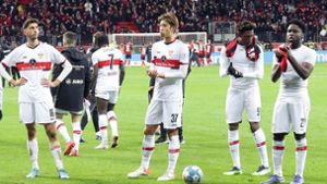 Die VfB-Spieler vor dem Stuttgarter Auswärtsblock in Leverkusen. Foto: Pressefoto Baumann/Hansjürgen Britsch