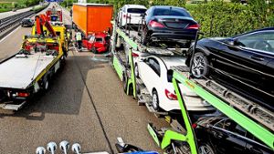 Unfall auf der A 81 vor Zuffenhausen: Zwischen Autotransporter und Sattelzug wurde ein roter VW Golf zermalmt Foto: 7aktuell.de/Schmalz