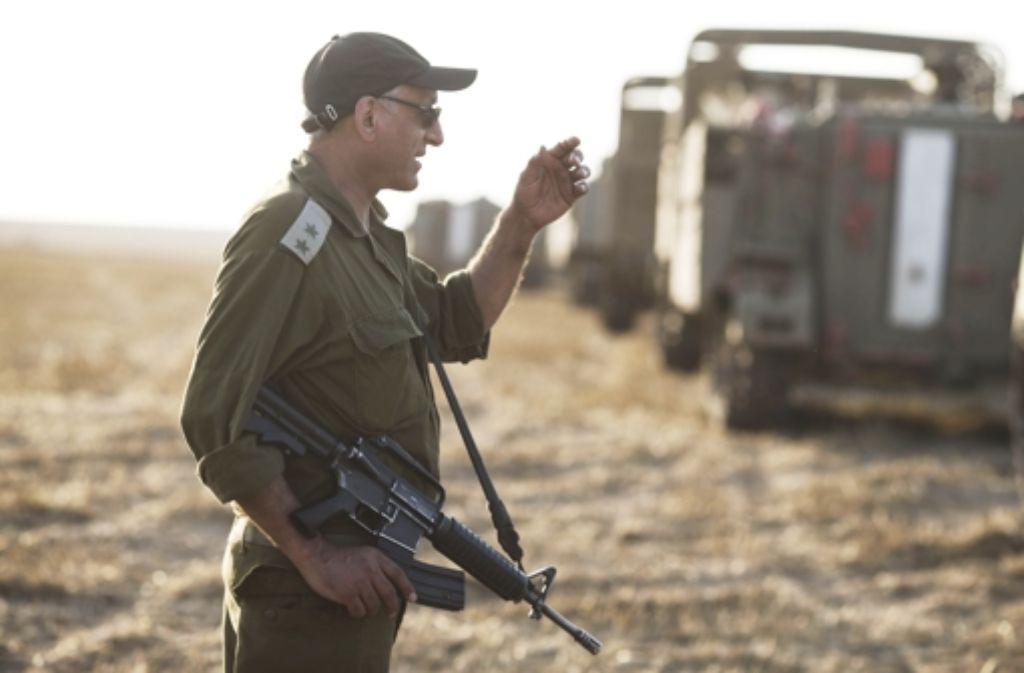 Ein israelischer Soldat patroulliert an der Grenze zum Gazastreifen. Foto: Getty Images Europe