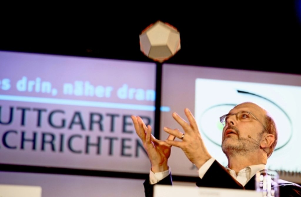 Der Professor und der fliegende Dodekaeder: Albrecht Beutelspacher verblüfft das Publikum mit ein paar einfachen Experimenten. Klicken Sie sich durch die Bildergalerie.