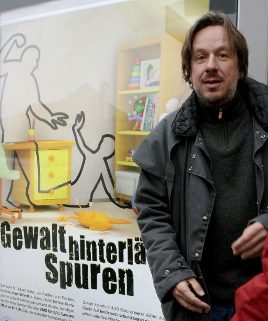 Der Meteorologe und TV-Moderator präsentiert im Dezember 2009 in Berlin zum Start einer Kampagne gegen Gewalt an Kindern ein Plakat mit der Aufschrift Gewalt hinterlässt Spuren.