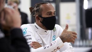 Formel-1-Weltmeister Lewis Hamilton im korrekten Dresscode in der Corona-Krise – mit Mund-Nasen-Schutz. Foto: Daimler AG/Steve Etherington