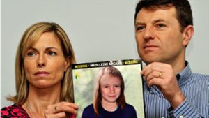 Kate und Gerry McCann, Eltern der vor 13 Jahren verschwundenen Britin Madeleine McCann halten bei einem Such-Aufruf das Foto ihrer Tochter. (Archivbild) Foto: dpa/John Stillwell