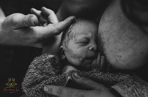 „Peaceful arrival“ (friedliche Ankunft) heißt eines der Gewinnerbilder von  Annemarie Fuckel beim Wettbewerb  der International Association of Professional Birth Photographers (IAPBP). Achtung, Trigger-Warnung: Die Fotos, die in der folgenden Bildergalerie zu sehen sind, zeigen  Detailaufnahmen von realen Geburten. Foto: Annemarie Fuckel