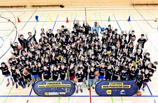 100 Jungen und Mädchen  lassen  die Bälle durch die Sporthallen in Kornwestheim fliegen. Foto: z/Benjamin Stollenberg