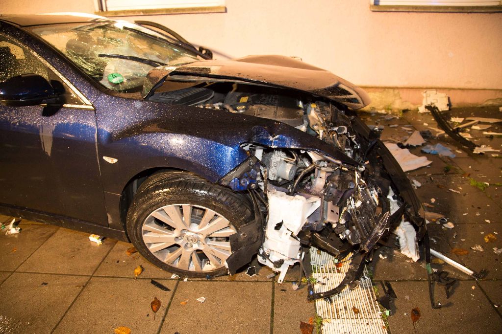 In der Nacht zum Freitag verliert eine 40-Jährige in Stuttgart-Stammheim die Kontrolle über ihren Wagen. Sie prallt mit voller Wucht mit ihrem Mazda in einen Verteilerkasten und in eine Hauswand.