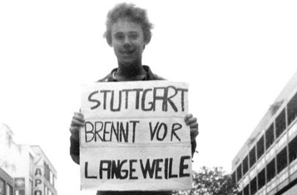 Lars Besa von der Gruppe Normahl mit sprechendem Plakat. Weitere Eindrücke aus der Schau „Wie der Punk nach Stuttgart kam“ zeigt die Fotostrecke. Foto: Rehlinger