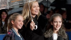 Kate Moss schaut mit Tochter Lila Grace den Film