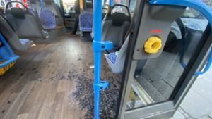 Der Innenraum im Bus: Eine zersprungene Scheibe liegt auf dem Flur. Foto: 7aktuell.de/Simon Adomat/7aktuell.de | Simon Adomat